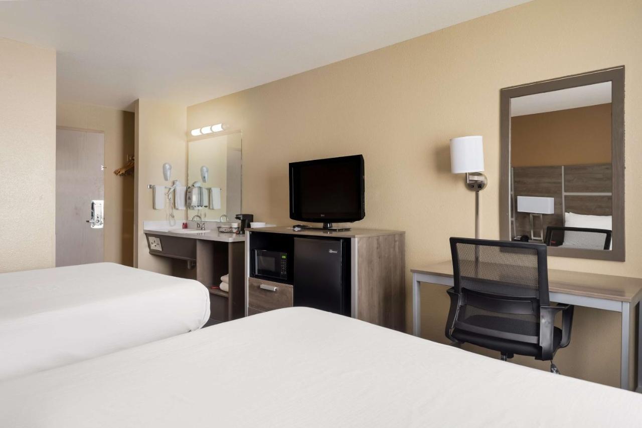 Surestay Hotel By Best Western Уелс Екстериор снимка