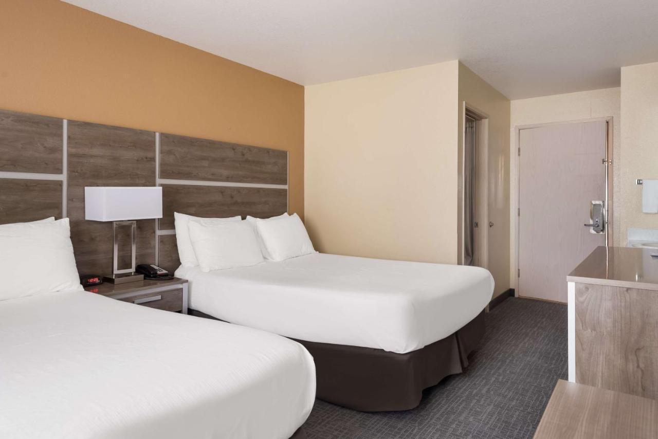 Surestay Hotel By Best Western Уелс Екстериор снимка