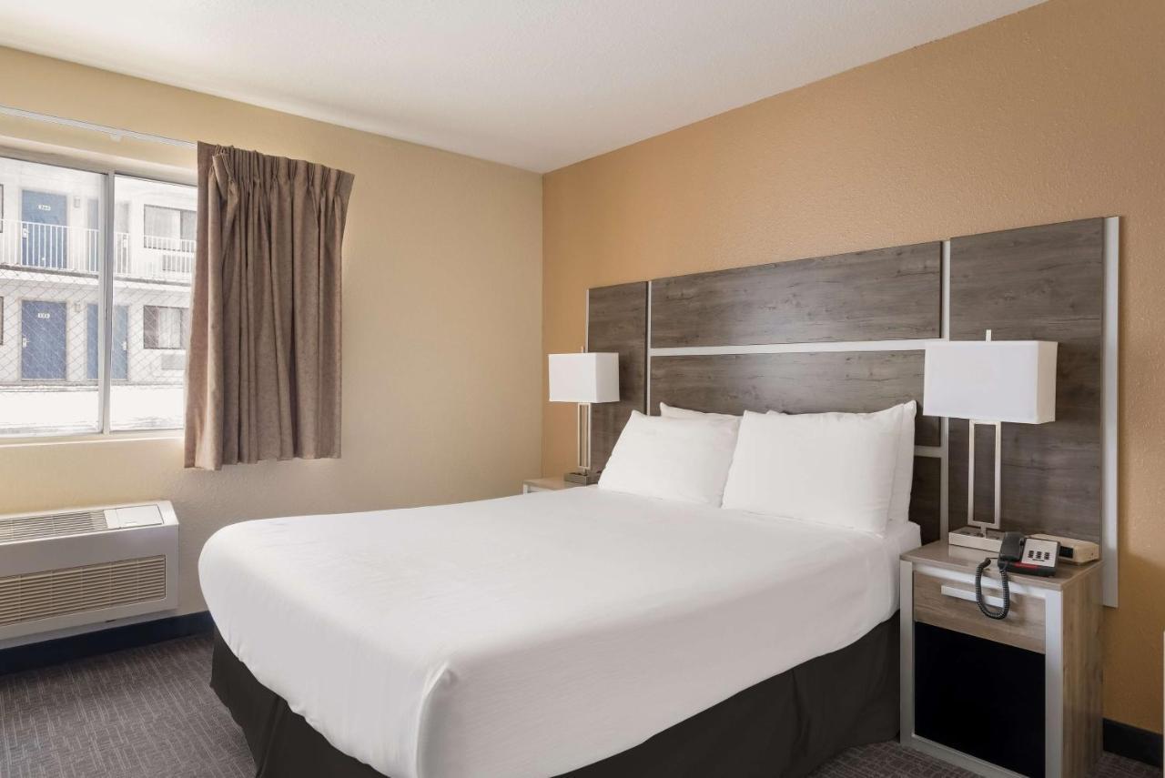 Surestay Hotel By Best Western Уелс Екстериор снимка