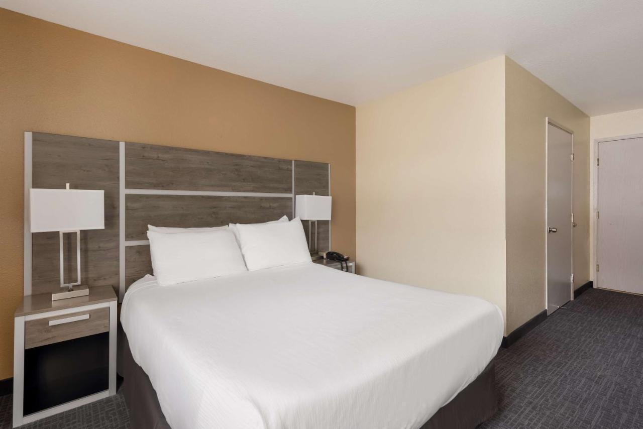 Surestay Hotel By Best Western Уелс Екстериор снимка