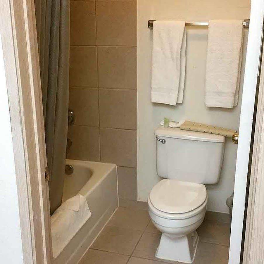 Surestay Hotel By Best Western Уелс Екстериор снимка