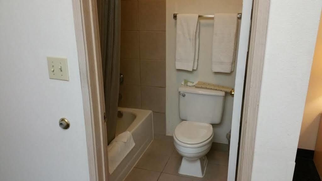 Surestay Hotel By Best Western Уелс Екстериор снимка